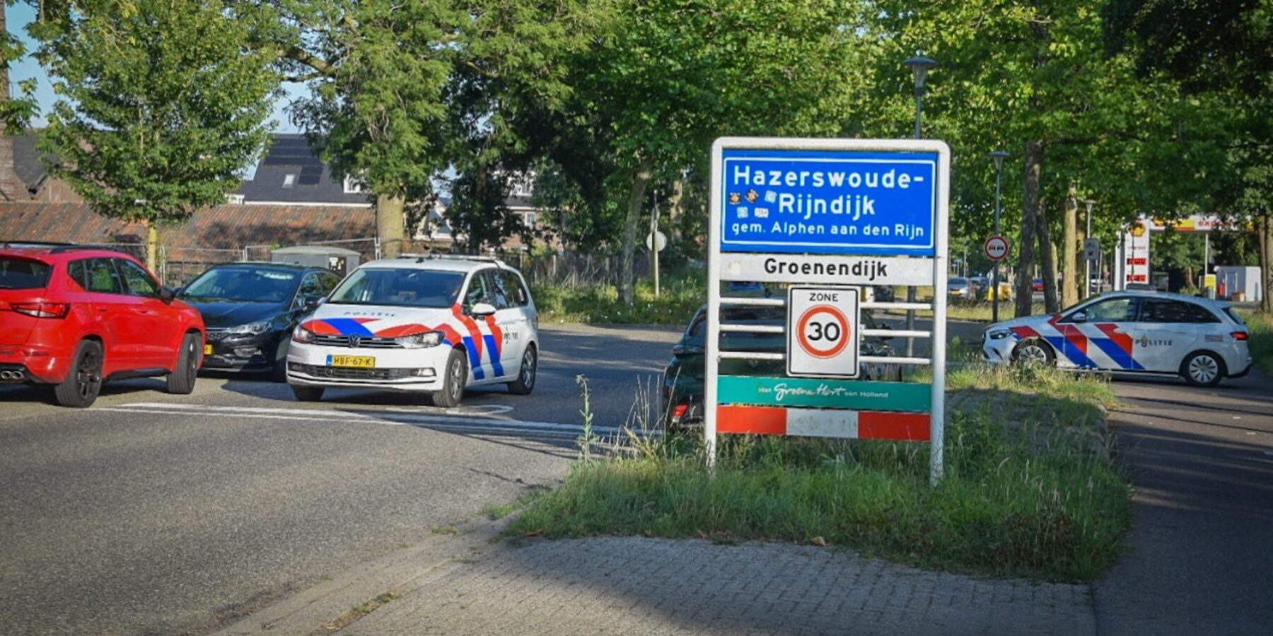 De politie op de grens van Hazerswoude-Rijndijk en Zoeterwoude-Rijndijk.