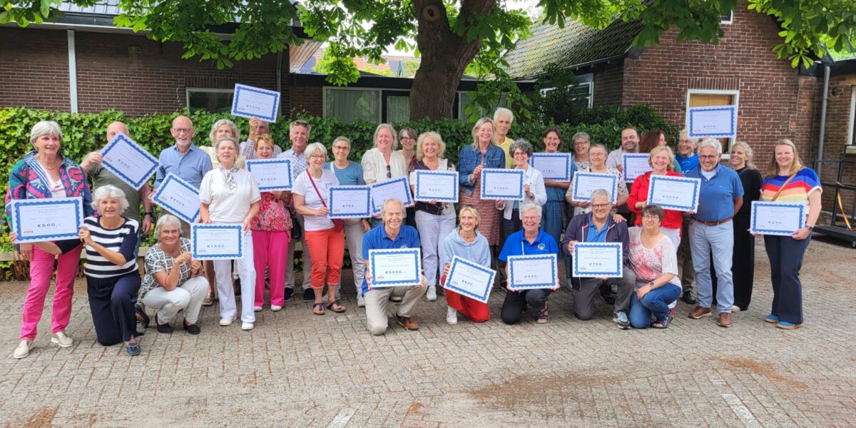 SOEK deelt cheques uit aan maatschappelijke organisaties