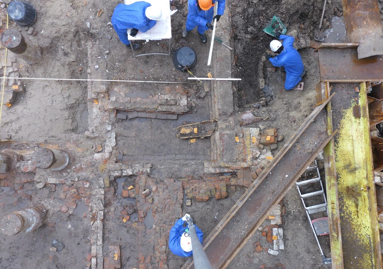 Oudste resten van Leiden gevonden onder de Breestraat. Archeologen aan het werk.