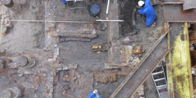 Oudste resten van Leiden gevonden onder de Breestraat. Archeologen aan het werk.