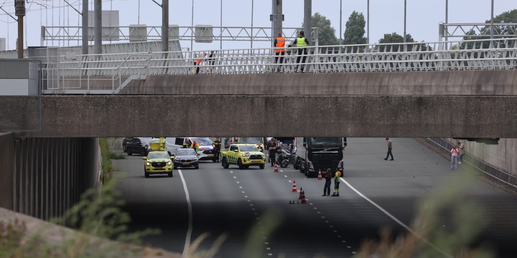 Snelweg A4 bij Leiderdorp volledig dicht om man op spoorviaduct