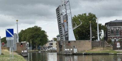 Spanjaardsbrug in storing. Flinke files in Leiden en Leiderdorp
