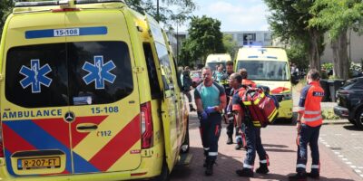 Ambulances aan de Westboschlaan in Leidschendam. Steekpartij aan Westboschlaan Leidschendam