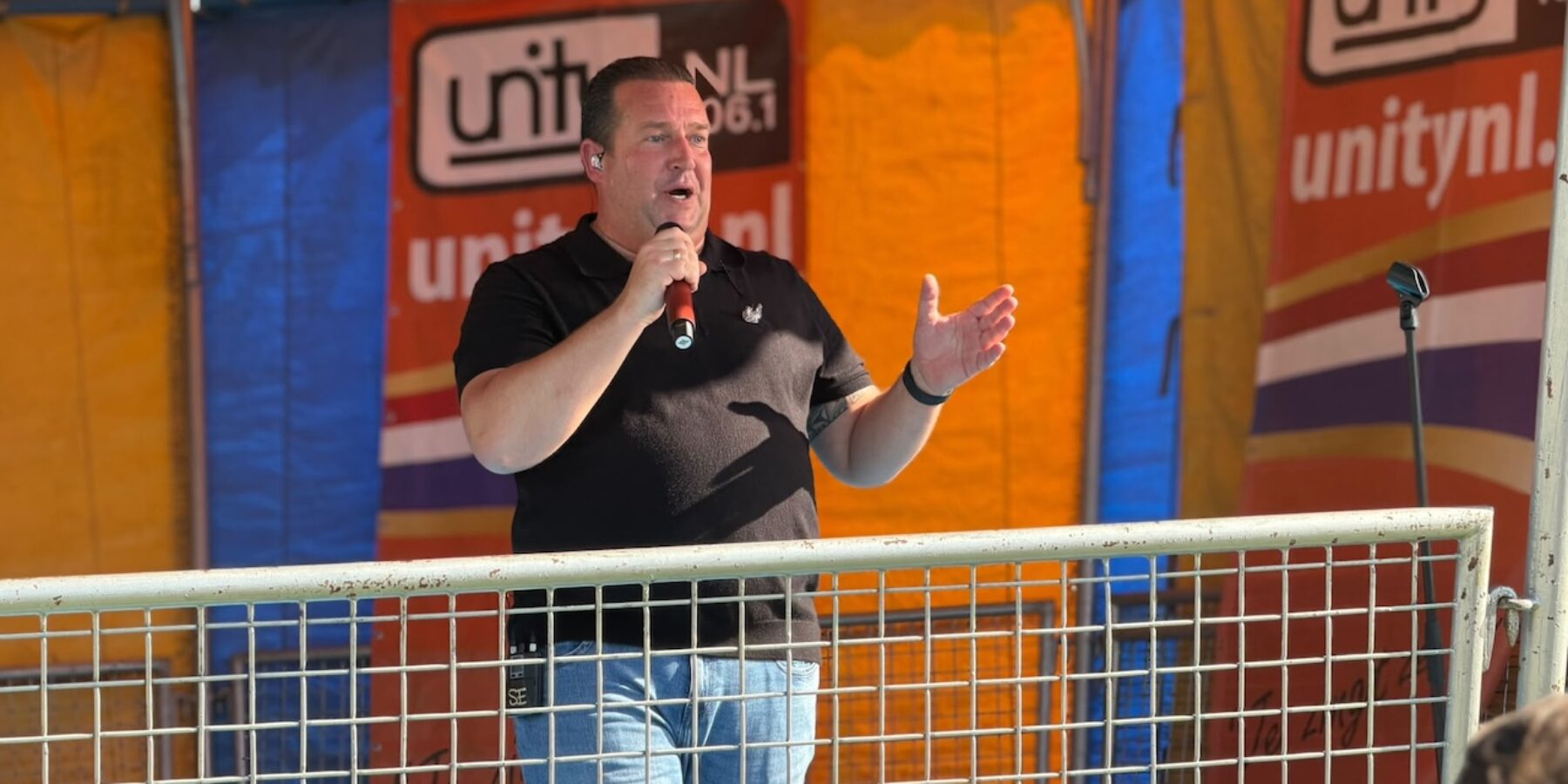 Unity NL on Tour op de radio. Stef Ekkel op het podium.