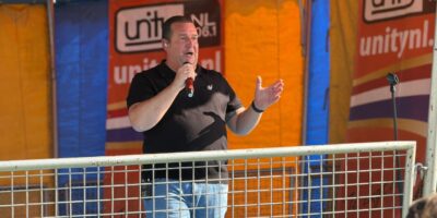 Unity NL on Tour op de radio. Stef Ekkel op het podium.