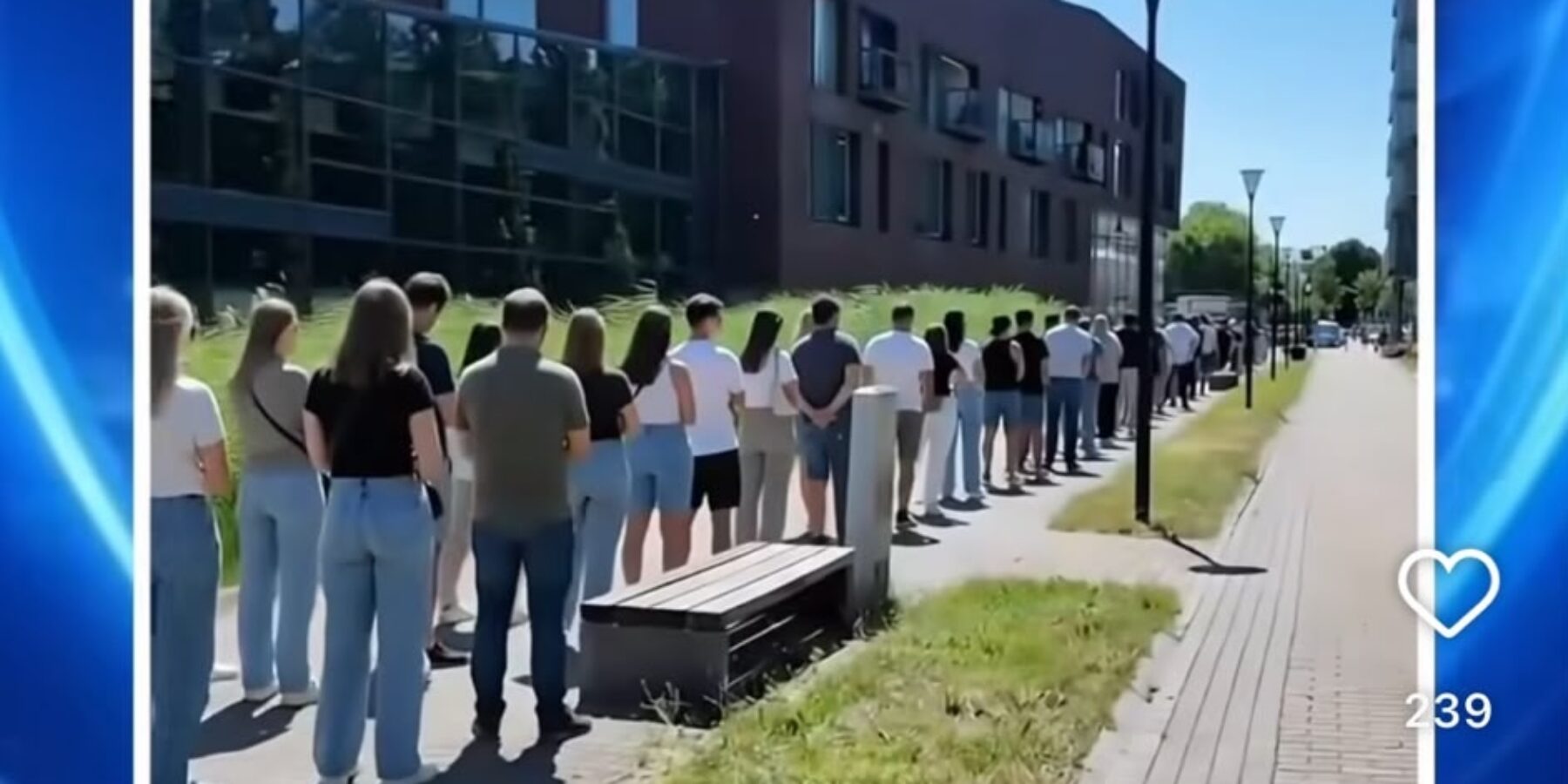 TikTok-rij op de Laan van Berendrecht in Leiderdorp.
