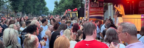 Mara Julia op het podium bij Unity NL on Tour in Voorschoten in 2025. Dit was bij de Voorschotense Paardendagen op de Voorstraat. Artiesten bouwen feessie bij Voorschotense Paardendagen