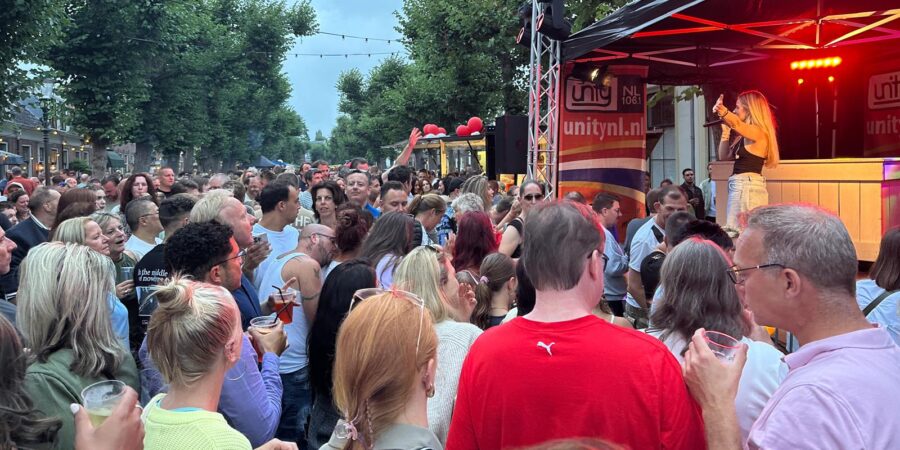 Mara Julia op het podium bij Unity NL on Tour in Voorschoten in 2025. Dit was bij de Voorschotense Paardendagen op de Voorstraat. Artiesten bouwen feessie bij Voorschotense Paardendagen