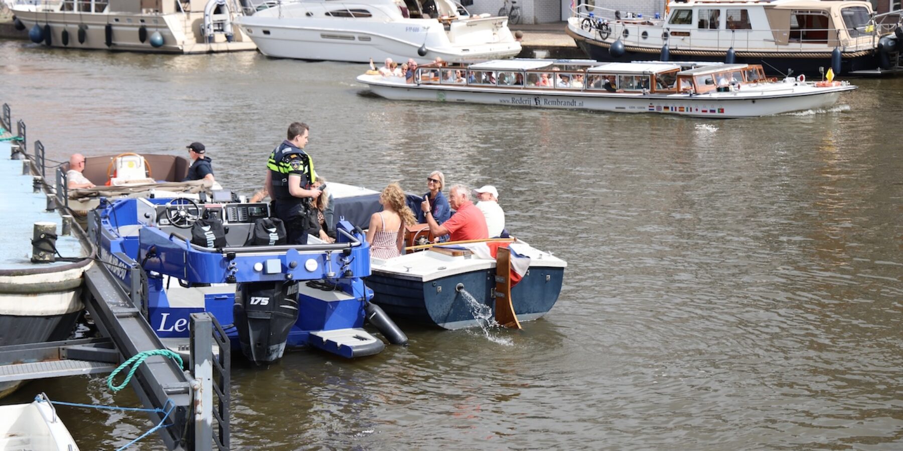 Verkeerscontrole op het water aan de Haven in Leiden. (Foto: Regio 15)