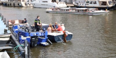 Verkeerscontrole op het water aan de Haven in Leiden. (Foto: Regio 15)