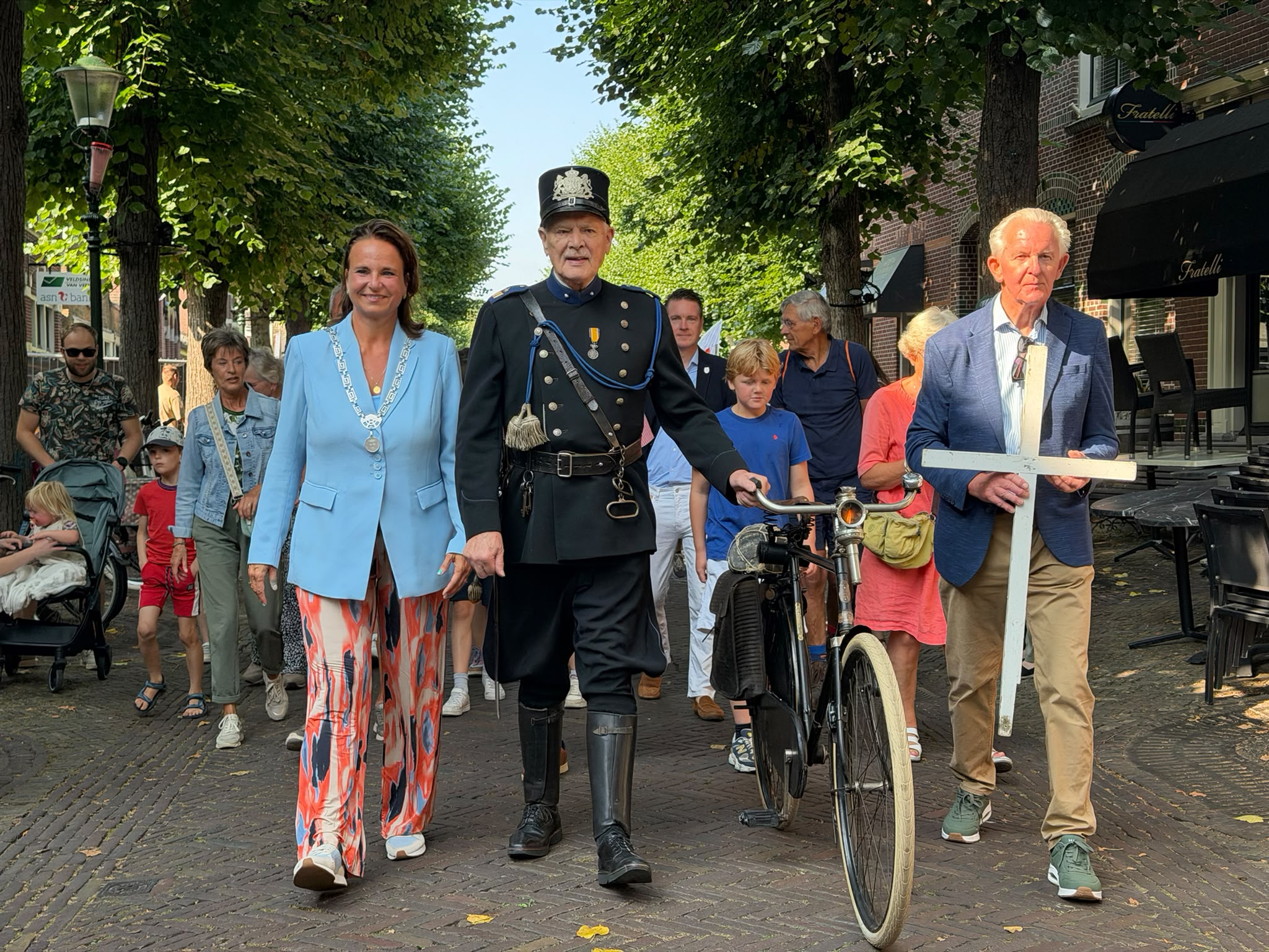 De burgemeester, veldwachter en voorzitter met het kruis. (Foto: Centraal+)