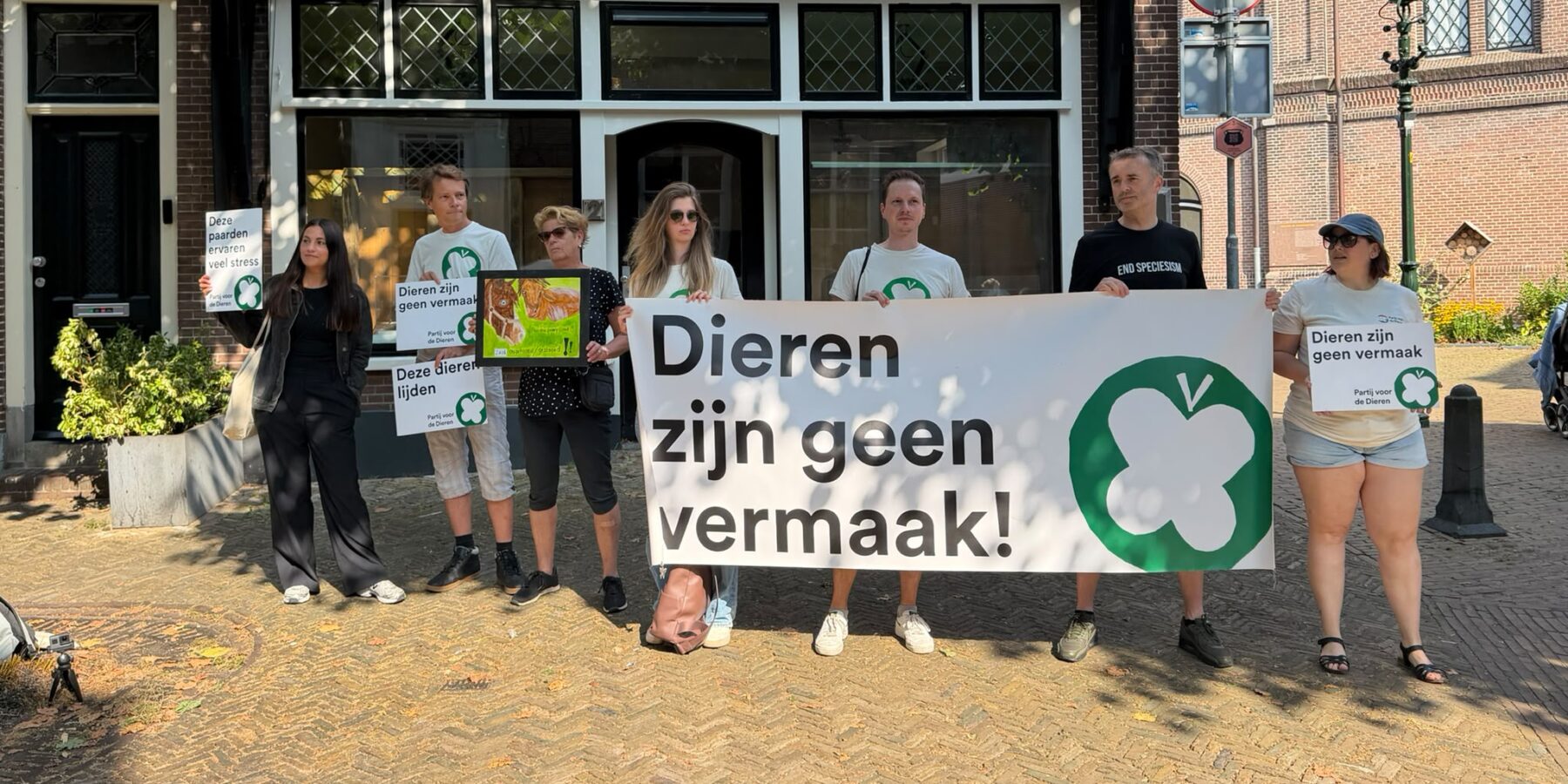 Partij voor de Dieren wil Paardenmarkt weg uit Voorschoten. Leden van PvdD demonstreren bij de ingang van de Paardenmarkt.