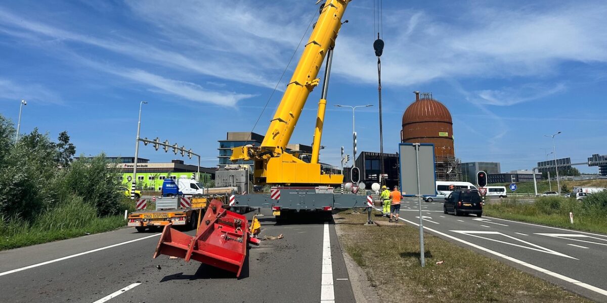 Vrachtwagen verliest lading op A44: weg dicht
