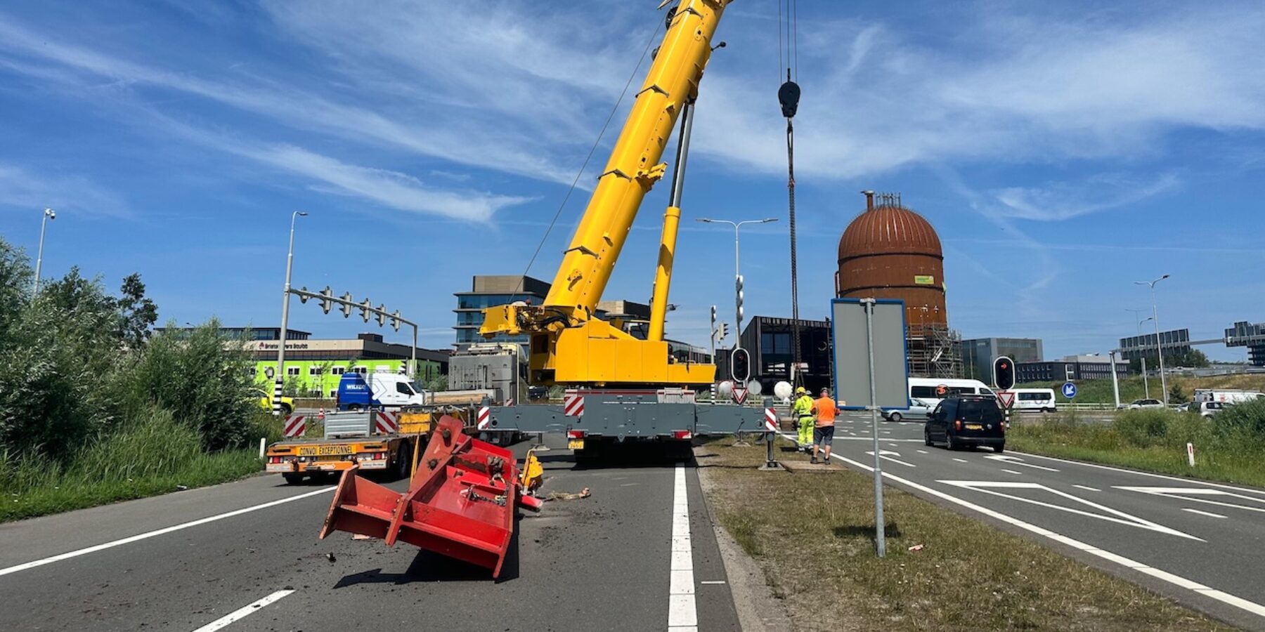 Vrachtwagen verliest lading op snelweg. A44. Ongeluk. Stalen onderstel.