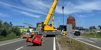 Vrachtwagen verliest lading op snelweg. A44. Ongeluk. Stalen onderstel.