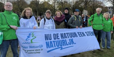 Water Natuurlijk Rijnland zoekt kandidaten voor verkiezingen. Leden van de partij met een banner in een park.