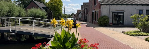 Zoeterwoude viert 750 jaar jaarmarkt korenslag en feest 't Watertje in Zoeterwoude-Dorp. Hier komt de jaarmarkt.