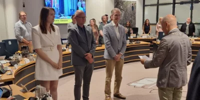 De nieuwe wethouders in Oegstgeest worden geïnstalleerd door burgemeester Emile Jaensch.