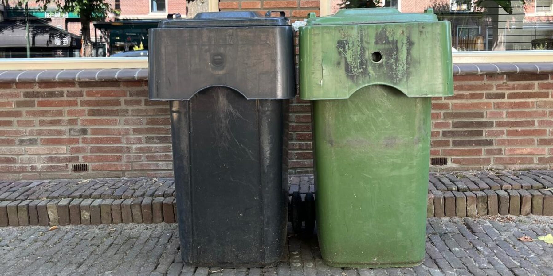 Voorschoten roept inwoners op afvalcontainers vroeg buiten te zetten. Afvalcontainers op de Voorstraat. foto: Centraal+