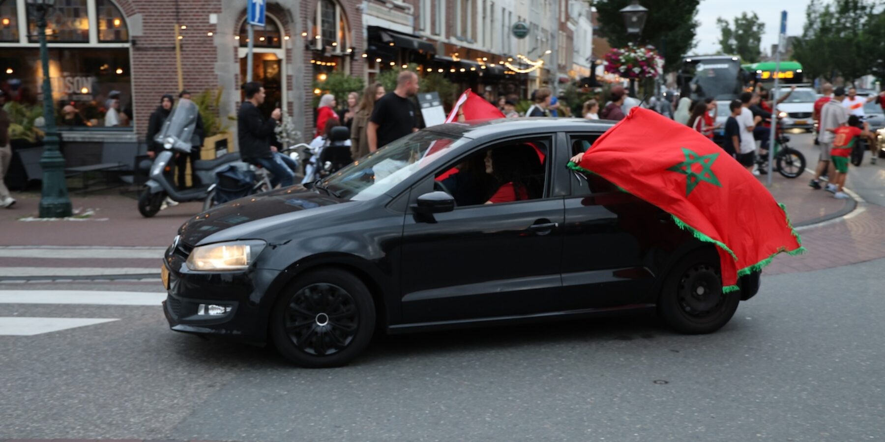Een auto met Marokkaanse vlag bij de Lammermarkt Leiden. WK. Feest en ongeregeldheden na winst Marokko.