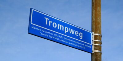 Straatnaambord van de Trompweg ter illustratie van de belijning die wordt vernieuwd op het kruispunt Trompweg-Leidseweg