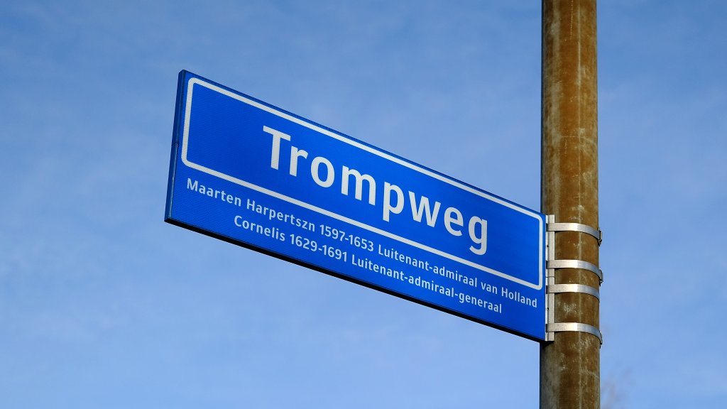 Straatnaambord van de Trompweg ter illustratie van de belijning die wordt vernieuwd op het kruispunt Trompweg-Leidseweg