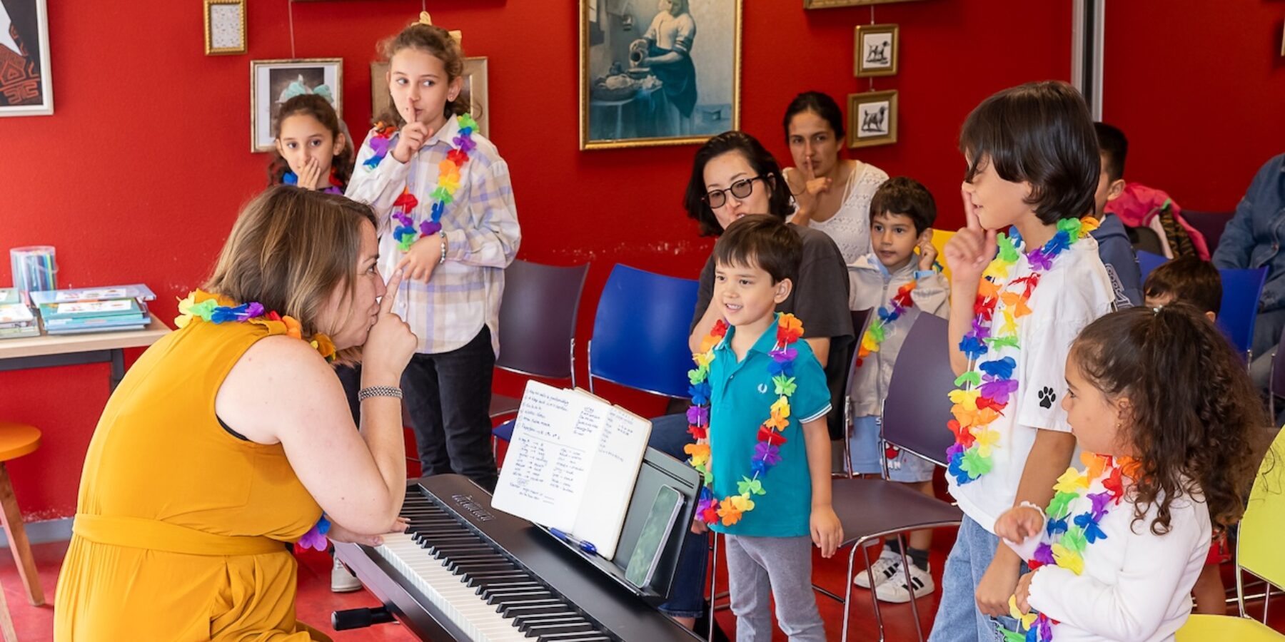Taalfeestje voor anderstalige gezinnen. Gezelligheid rondom de piano tijden het Taalfeestje.
