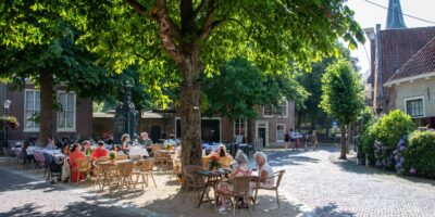 Wassenaarse terrassen mogen langer open. Op de foto staat een terras onder een boom