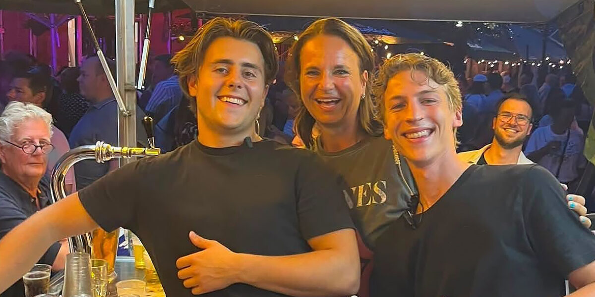 Burgemeester achter de bar tijdens Voorschotense Paardendagen