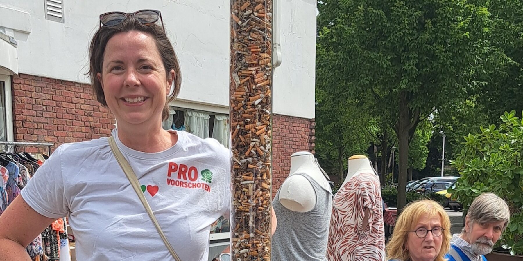 Vrijwilligers en raadsleden van PRO Voorschoten rapen 6.500 sigarettenpeuken in centrum van Voorschoten