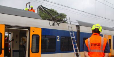 Dinsdagmorgen 18 augustus rond 06.10 uur heeft zich een incident voorgedaan op het spoor nabij de Floris Versterlaan in Leiden. Een passagierstrein was op weg naar Leiden Centraal, waarna het een aantal honderd meter voor het station misging. De pantograaf van de trein brak door tweeën, waardoor de trein niet in staat was om vanaf Leiden Centraal verder te rijden. Een gedeelte van de pantograaf lag nog op de trein, terwijl een ander gedeelte aan de bovenleiding hing. ProRail incidentenbestrijding kwam met meerdere eenheden naar de locatie om het incident te controleren en te inventariseren. Uiteindelijk is de pantograaf van de trein verwijderd, evenals het gedeelte dat aan de bovenleiding hing. Hoe lang de herstelwerkzaamheden aan de bovenleiding zullen duren, is nog onbekend. Reizigers moeten rekening houden met vertraging en uitval van treinen.