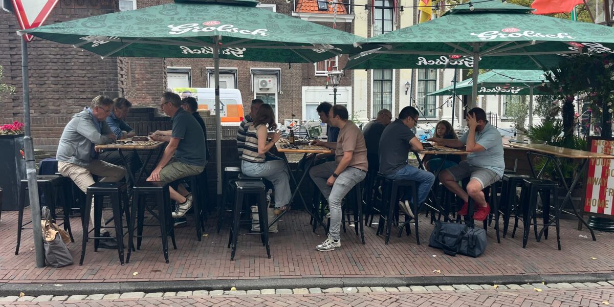 Dammers trekken van café naar café in Leiden