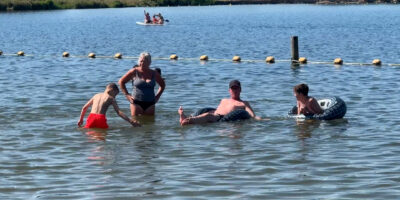 Regio geniet van Tropsiche temperaturen. Op de foto staat een gezin dat speelt in het water.