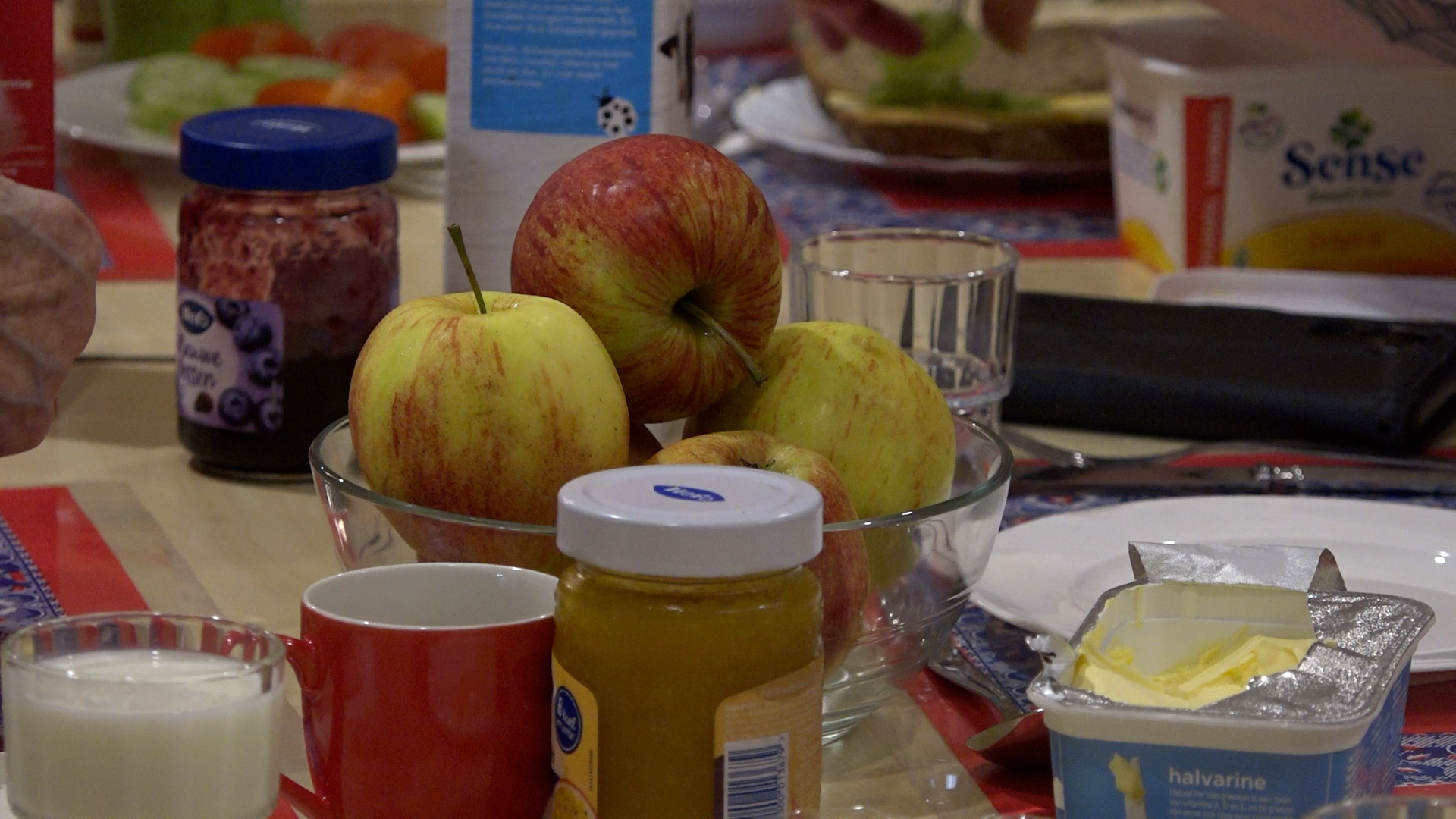 Nu het warm is worden er extra appels uitgedeeld