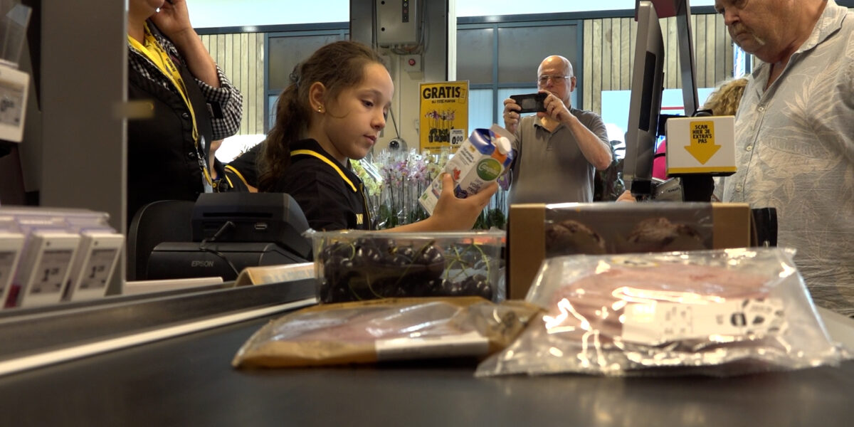 Kinderen nemen kijkje achter de schermen in Leidse supermarkt tijdens zomeractiviteit van SOL