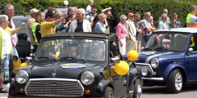 Mini's nodig voor Minirun. Op de foto staan Mini's die worden uitgezwaaid bij Swetterhage