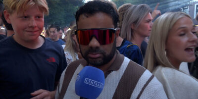 Rudo! bij Unity NL on Tour bij de Voorschotense Paardendagen deel 2. Op de foto probeert Rudo een stoere zonnebril uit van een jonge feestganger.