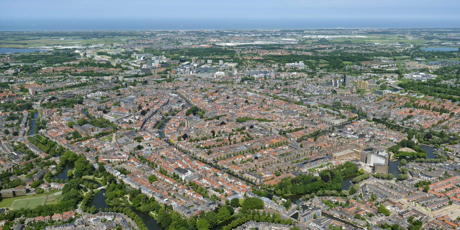 Singelpark in Leiden wint Large Urban Parks Award. Op de foto is het park en de binnenstad te zien vanuit de lucht.