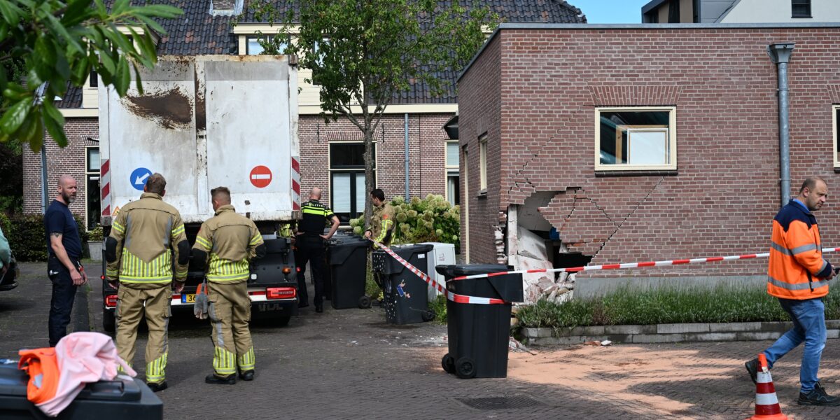 Vrachtwagen rijdt tegen garage aan in Oegstgeest