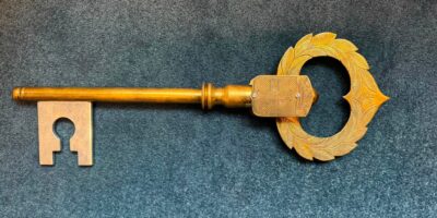 Op de zolder van het gemeente huis in Oegstgeest is een sleutel gevonden