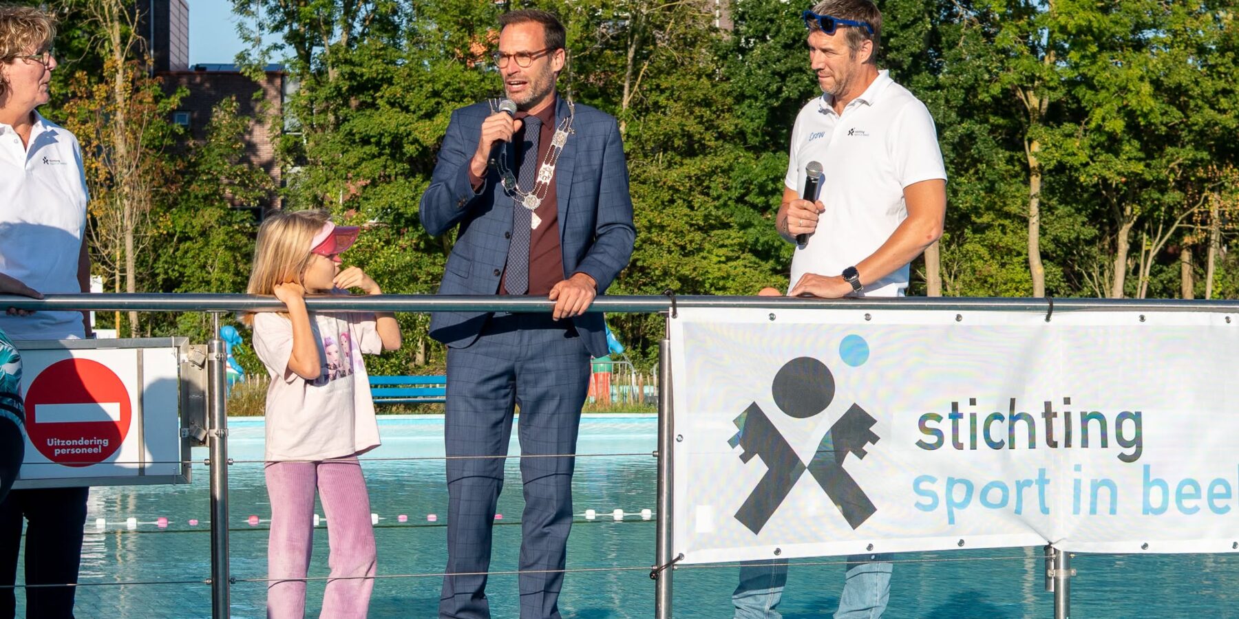 Opening van de Leidse zwemvierdaagse door burgemeester Peter Heijkoop.