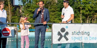Opening van de Leidse zwemvierdaagse door burgemeester Peter Heijkoop.