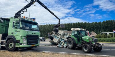 Aanhanger van tractor gekanteld op Persant Snoepweg