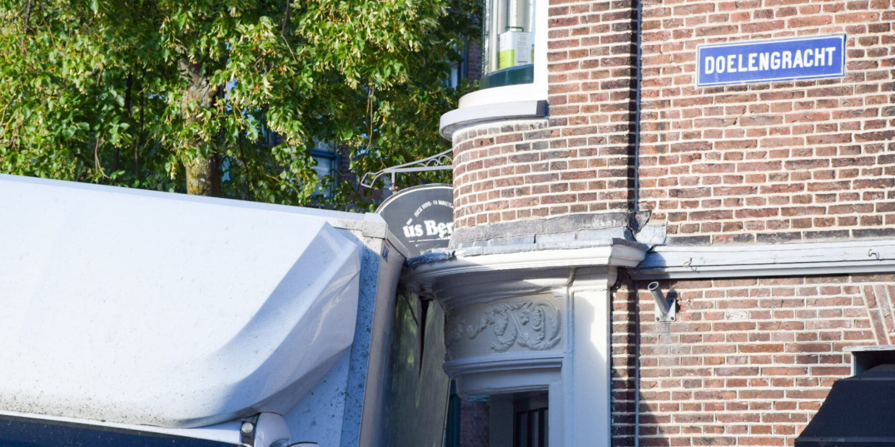 Bakwagen tegen de gevel van een winkelpand aan de Doelensteeg in Leiden.