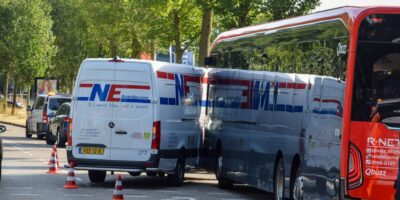 Bestelbus en stadsbus botsen op Lammenschansweg