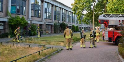 De brandweer aan de Poortwacht in Leiderdorp. Er was een brandmelding in een woning.