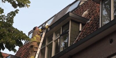 Brandweer ingeschakeld voor kat in nood; dier springt zelf weer naar binnen