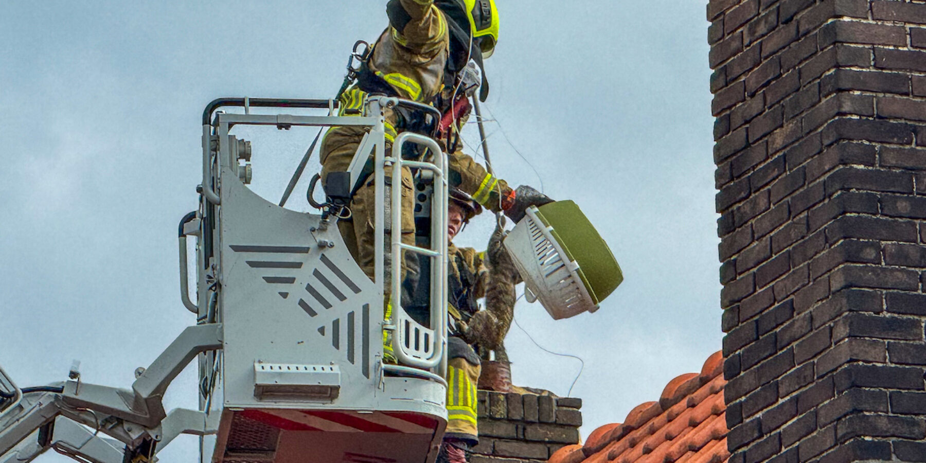 Brandweer heeft kat gered uit schoorsteenpijp