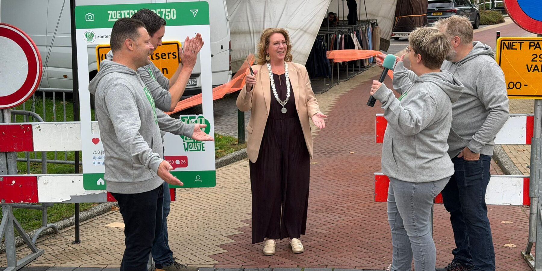 Eerste Zoeterwouds lintje voor burgemeester Breuer. Burgemeester Carla Breuer opent Feestweek Zoeterwoude.