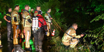 Duikers zoeken in sloot naar mogelijke drenkeling.